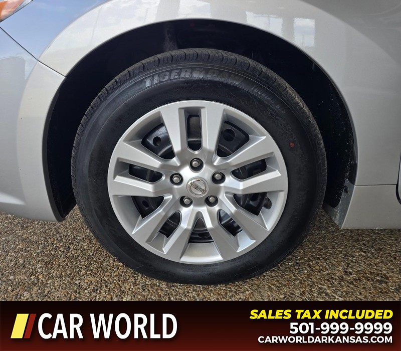 Nissan Altima Vehicle Full-screen Gallery Image 6