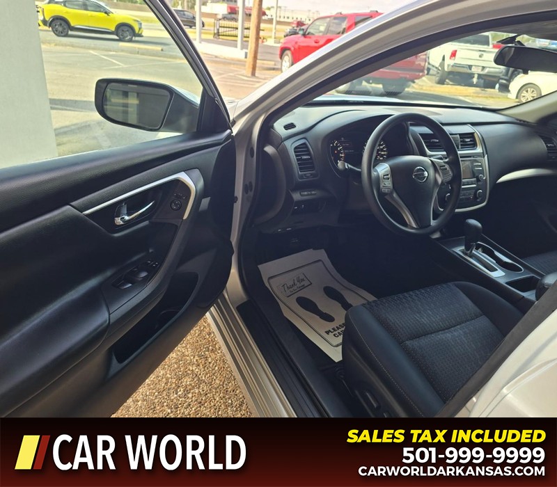 Nissan Altima Vehicle Full-screen Gallery Image 7