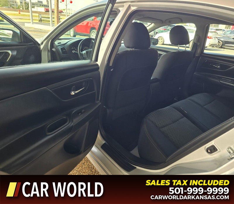 Nissan Altima Vehicle Full-screen Gallery Image 9