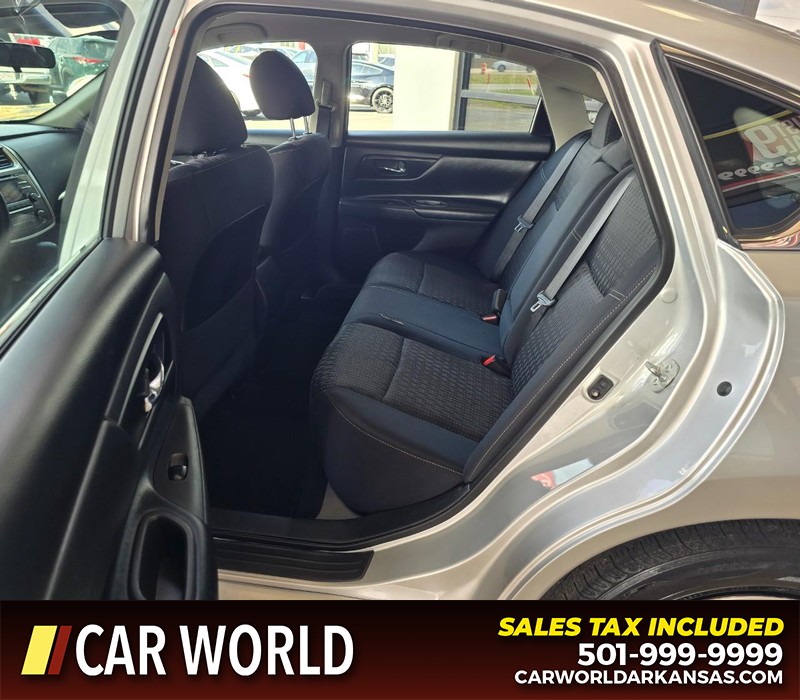 Nissan Altima Vehicle Full-screen Gallery Image 10