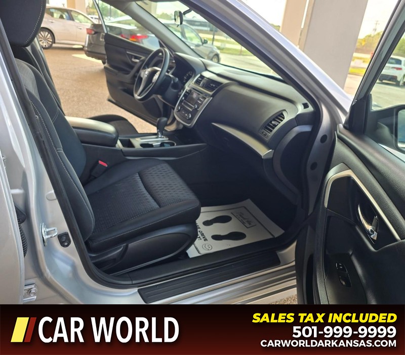 Nissan Altima Vehicle Full-screen Gallery Image 11