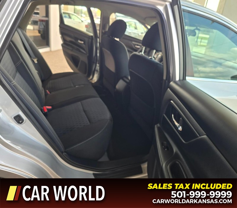 Nissan Altima Vehicle Full-screen Gallery Image 12