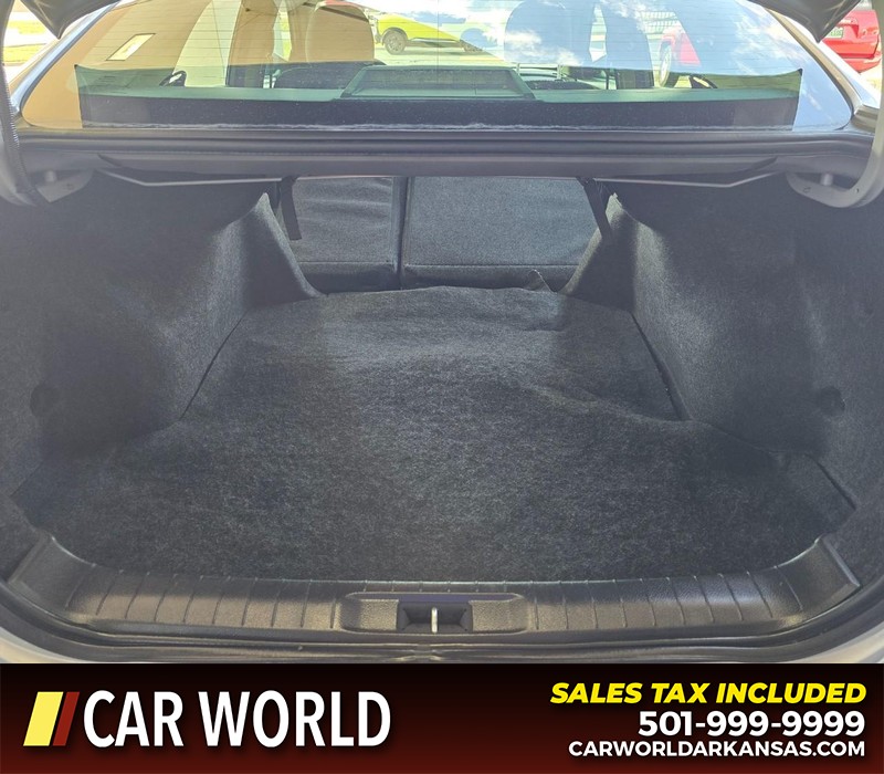 Nissan Altima Vehicle Full-screen Gallery Image 14