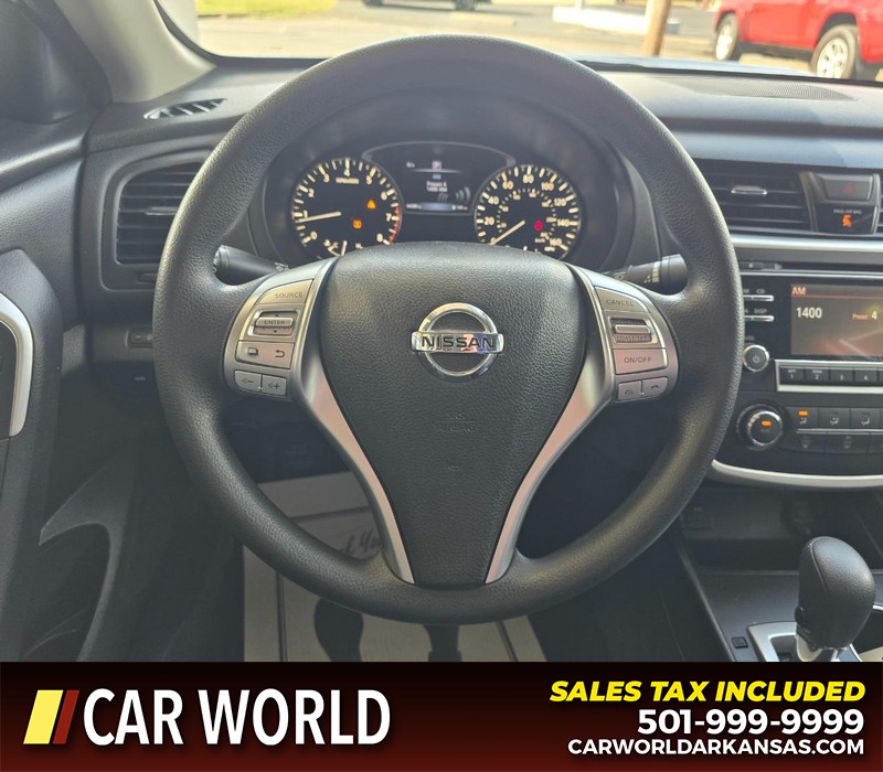 Nissan Altima Vehicle Full-screen Gallery Image 15