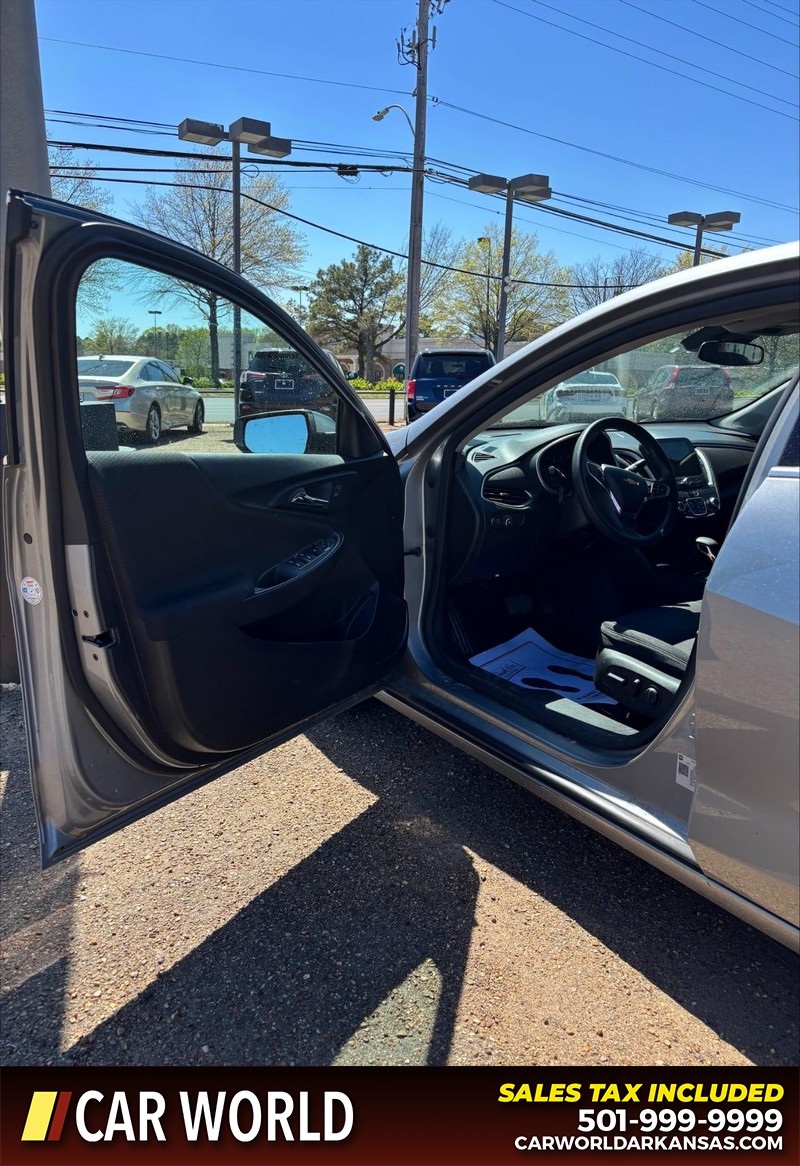 Chevrolet Malibu Vehicle Full-screen Gallery Image 12