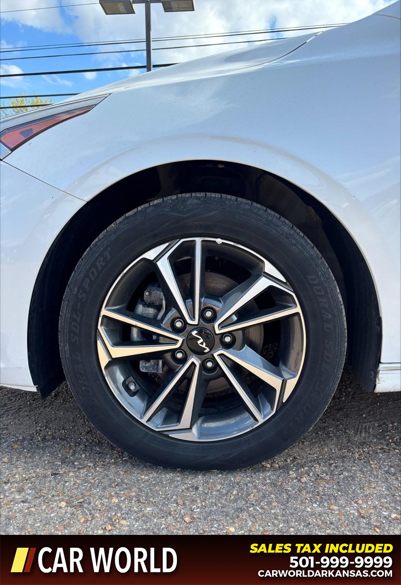 Kia Forte Vehicle Full-screen Gallery Image 11