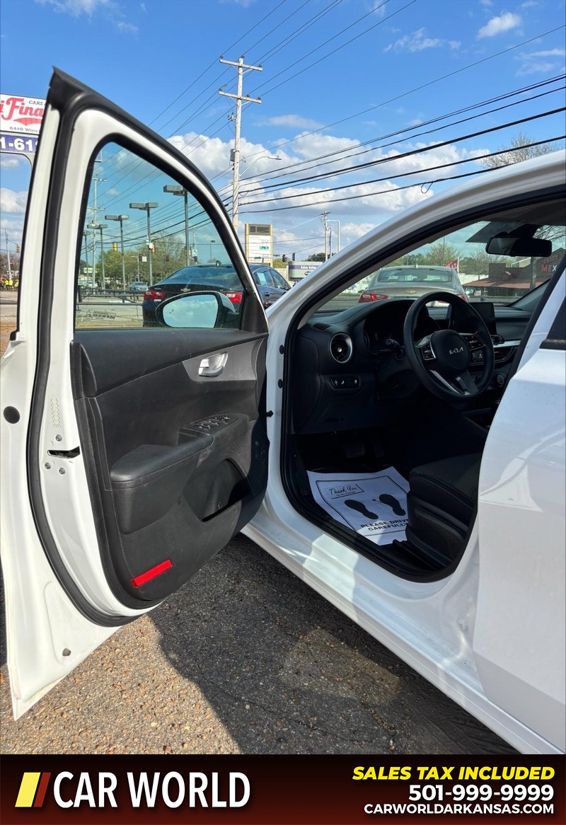 Kia Forte Vehicle Full-screen Gallery Image 12