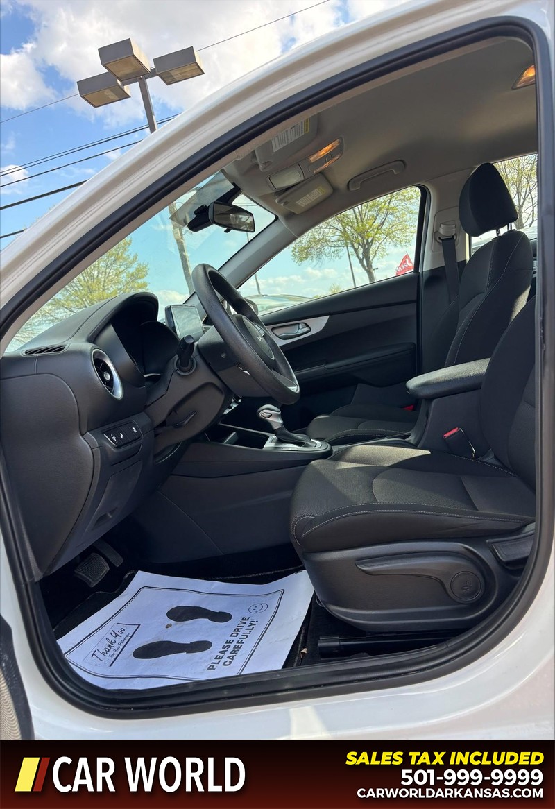 Kia Forte Vehicle Full-screen Gallery Image 13