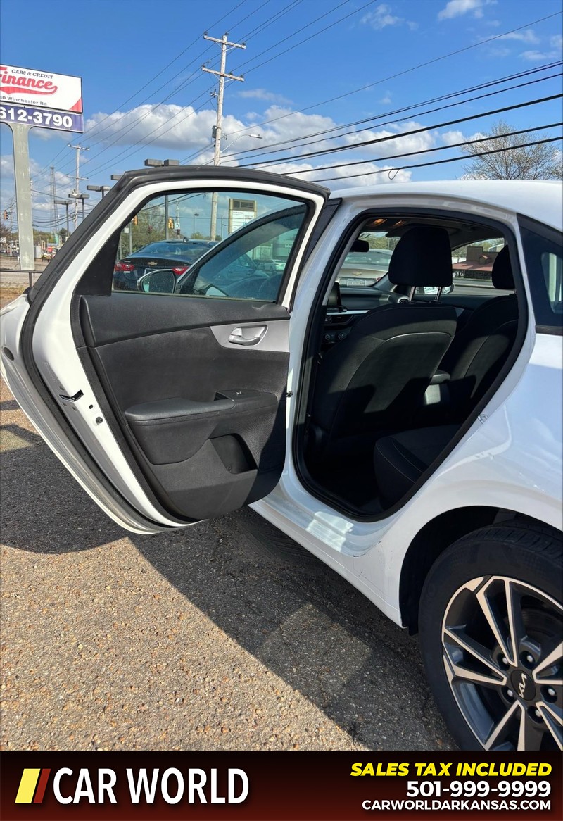 Kia Forte Vehicle Full-screen Gallery Image 14