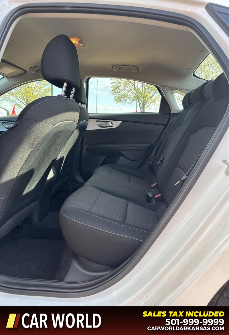 Kia Forte Vehicle Full-screen Gallery Image 15