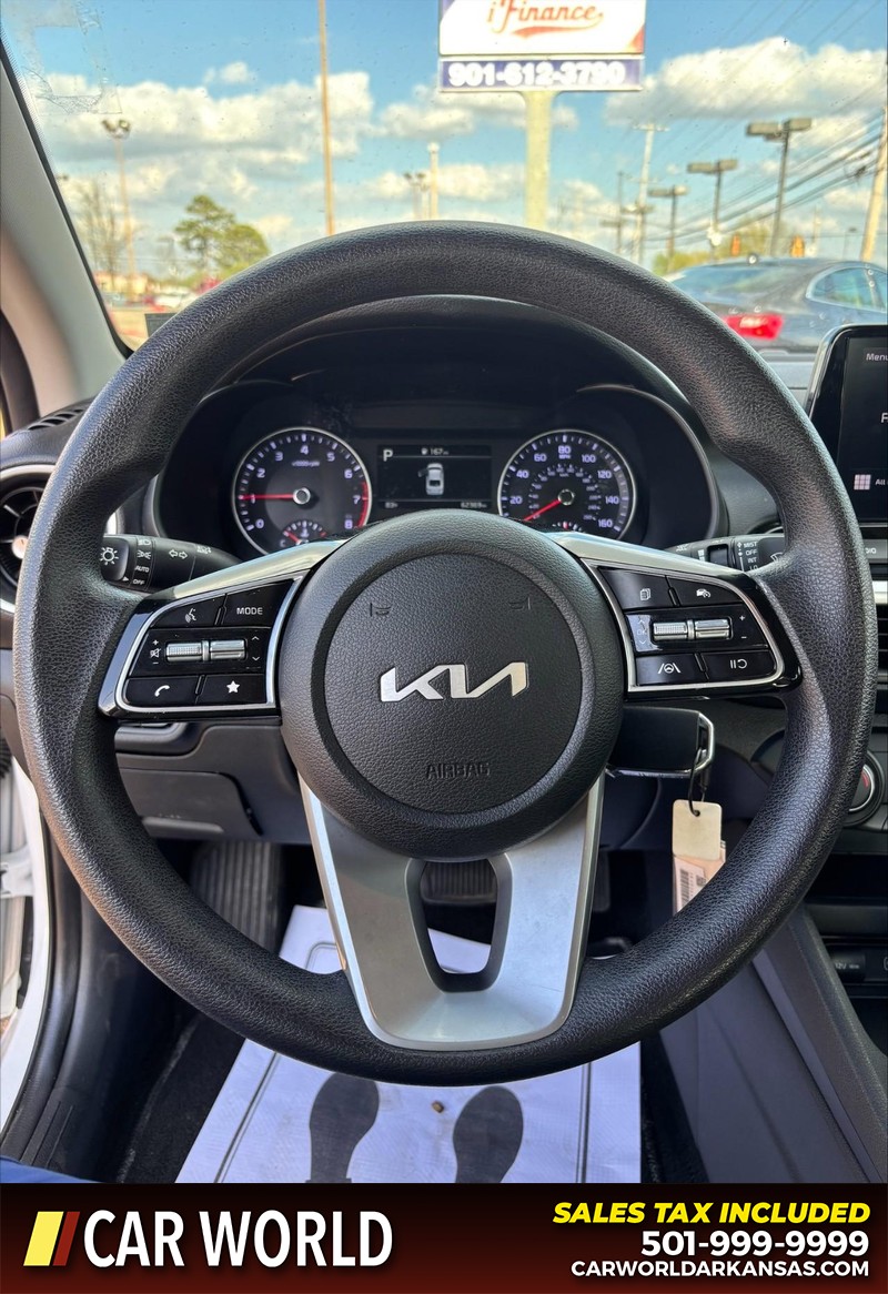 Kia Forte Vehicle Full-screen Gallery Image 19