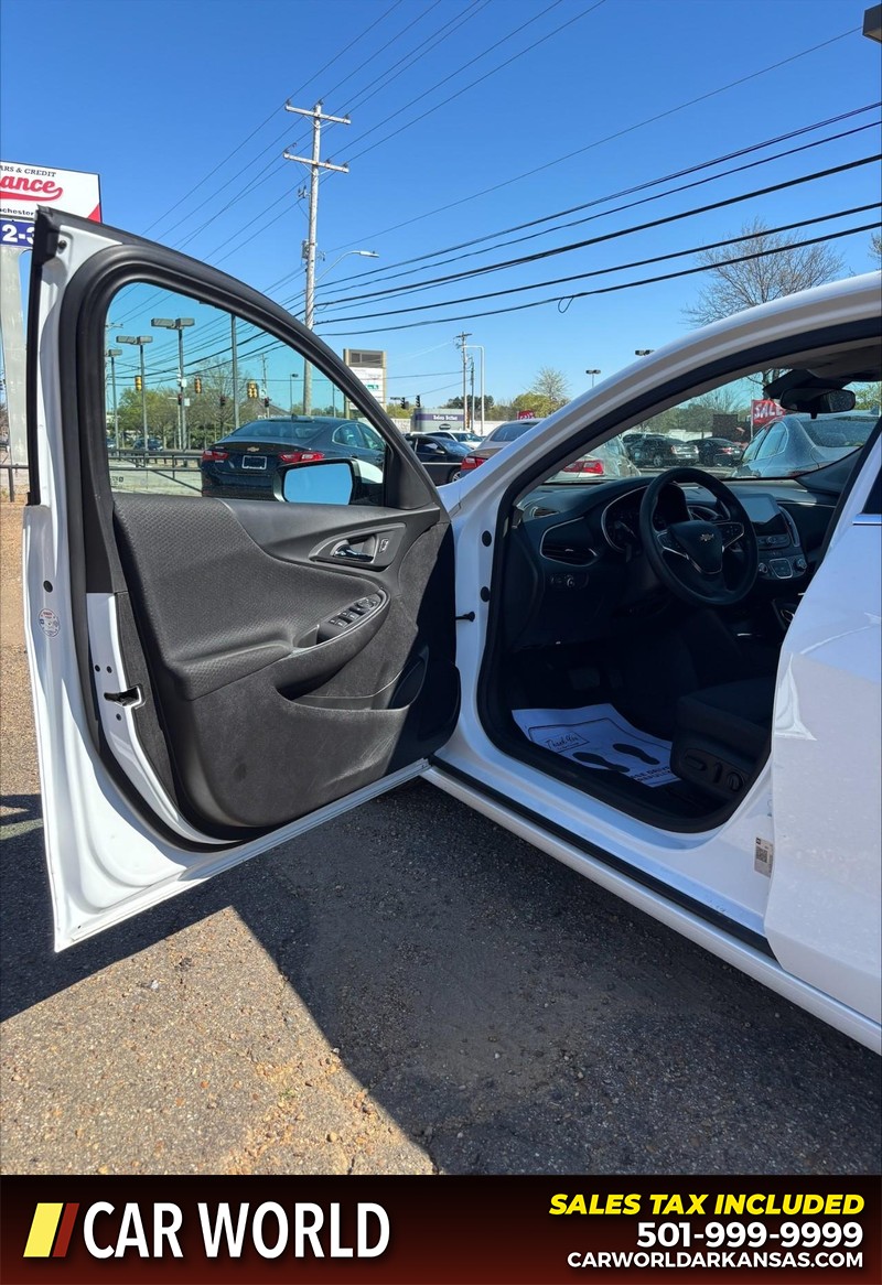 Chevrolet Malibu Vehicle Full-screen Gallery Image 12