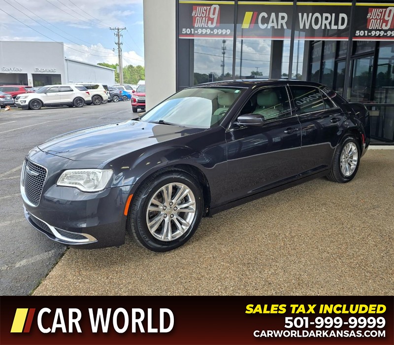 Chrysler 300 Vehicle Full-screen Gallery Image 3