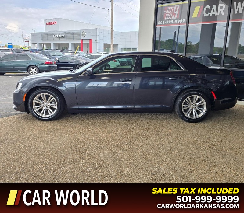 Chrysler 300 Vehicle Full-screen Gallery Image 4