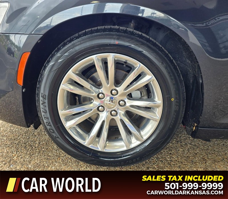 Chrysler 300 Vehicle Full-screen Gallery Image 6