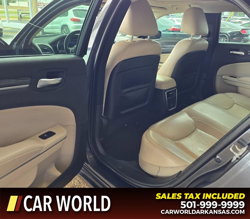 Chrysler 300 Vehicle Full-screen Gallery Image 9