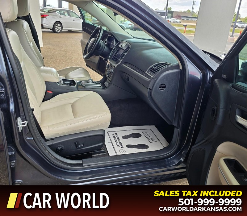 Chrysler 300 Vehicle Full-screen Gallery Image 11