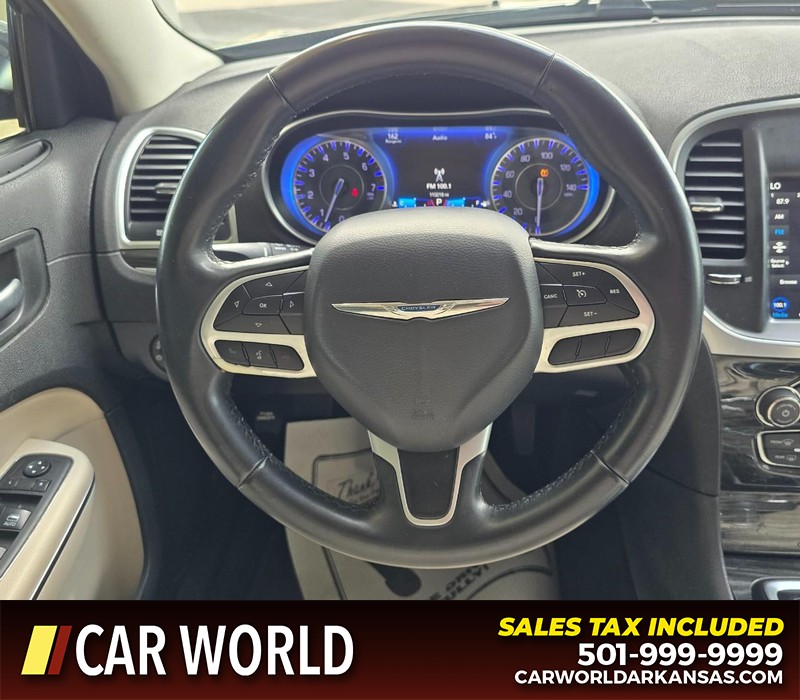 Chrysler 300 Vehicle Full-screen Gallery Image 15