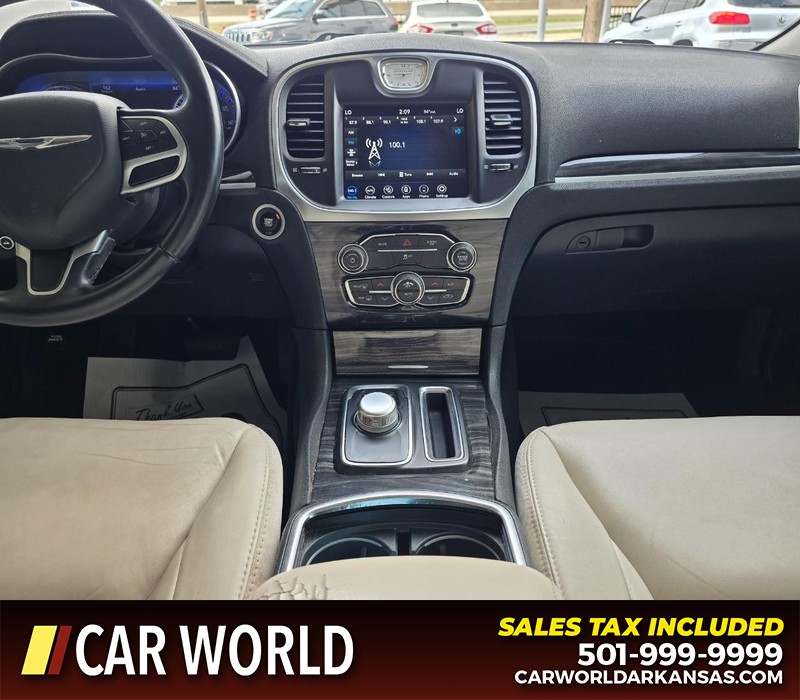 Chrysler 300 Vehicle Full-screen Gallery Image 18