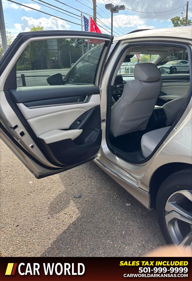 Honda Accord Sedan Vehicle Full-screen Gallery Image 14