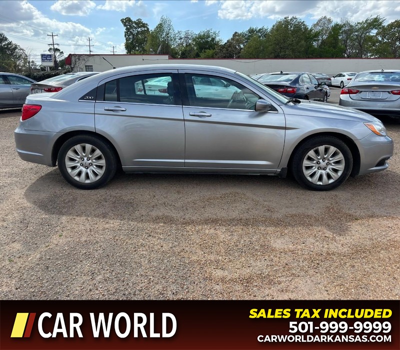 Chrysler 200 Vehicle Full-screen Gallery Image 2