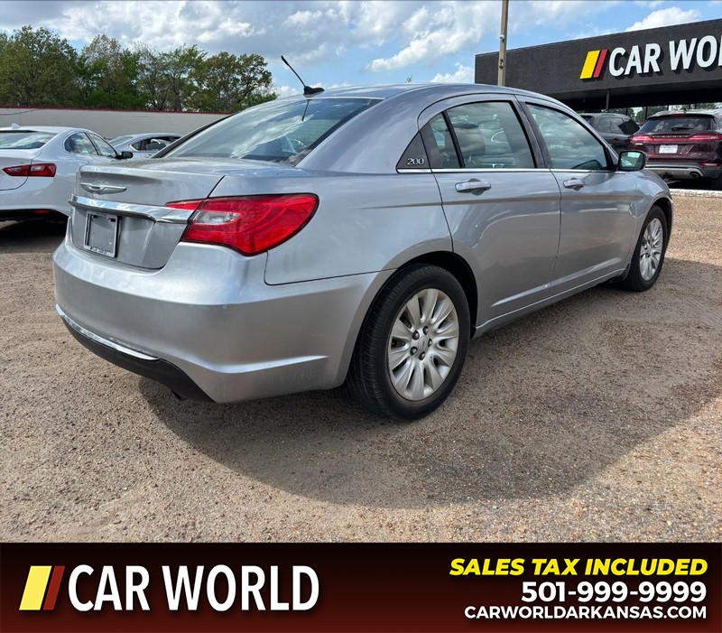 Chrysler 200 Vehicle Full-screen Gallery Image 3