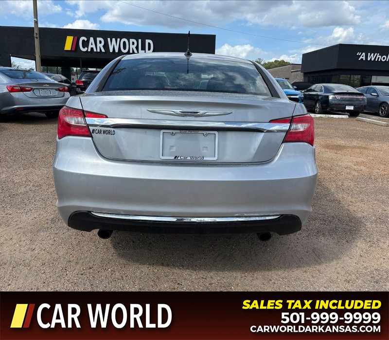 Chrysler 200 Vehicle Full-screen Gallery Image 4