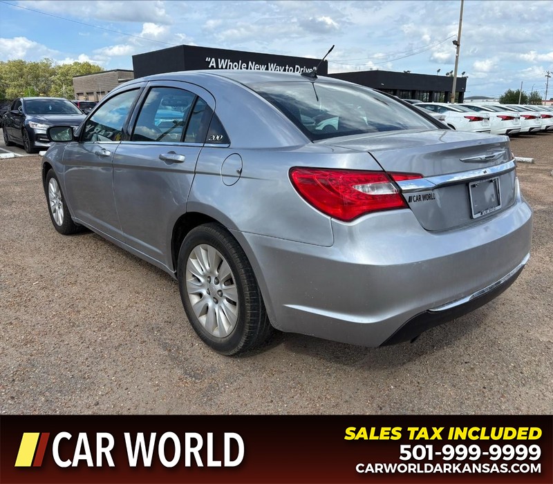 Chrysler 200 Vehicle Full-screen Gallery Image 5