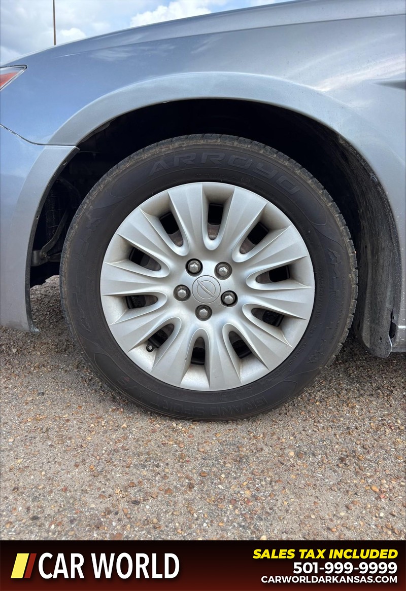 Chrysler 200 Vehicle Full-screen Gallery Image 9