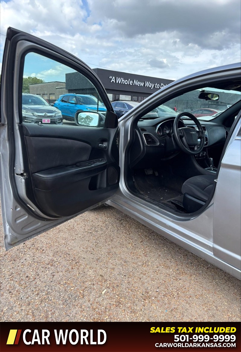 Chrysler 200 Vehicle Full-screen Gallery Image 10