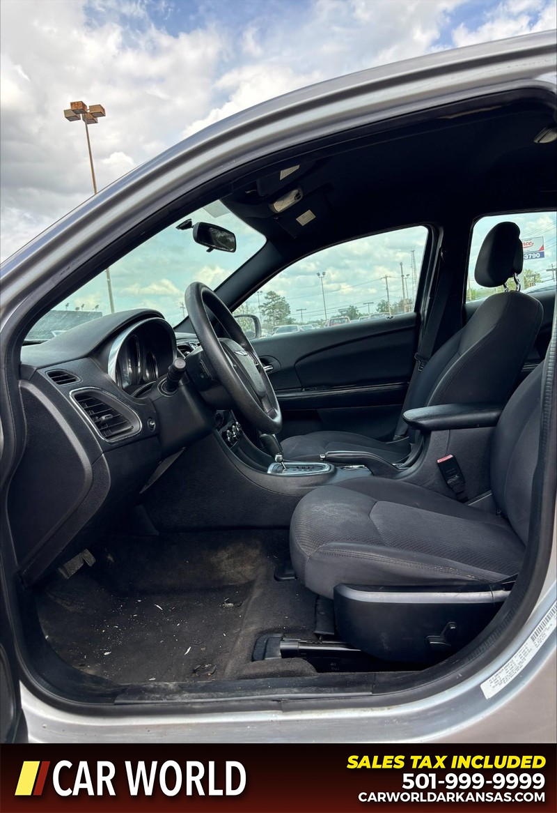 Chrysler 200 Vehicle Full-screen Gallery Image 11