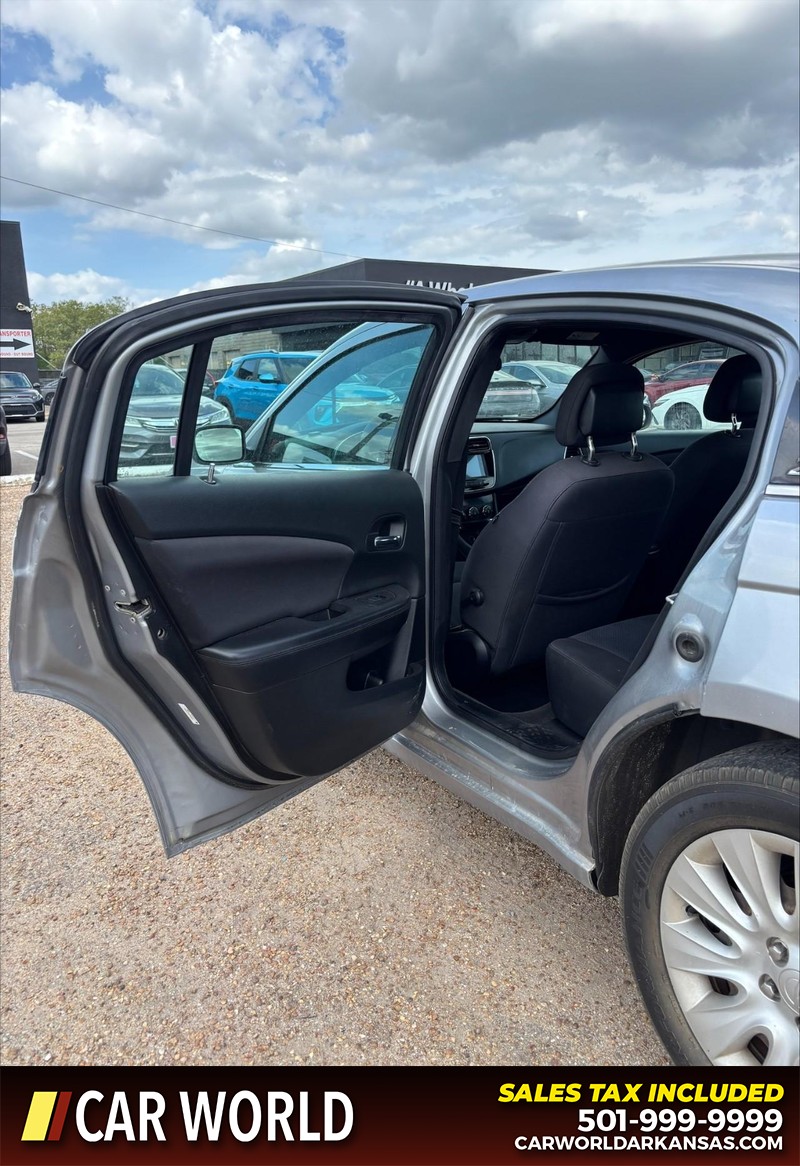 Chrysler 200 Vehicle Full-screen Gallery Image 12