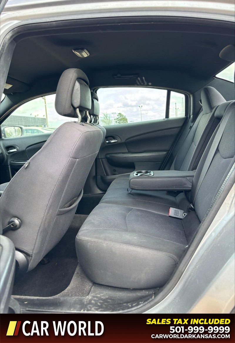 Chrysler 200 Vehicle Full-screen Gallery Image 13