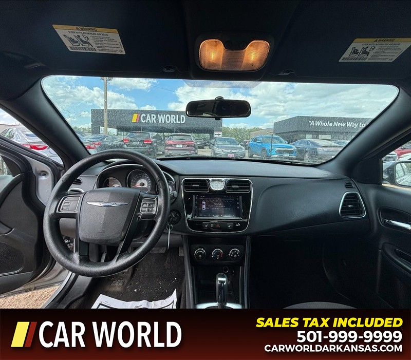 Chrysler 200 Vehicle Full-screen Gallery Image 14