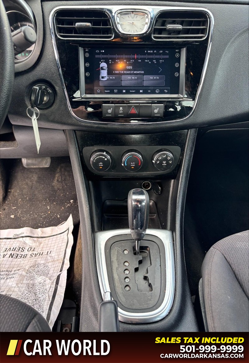 Chrysler 200 Vehicle Full-screen Gallery Image 15