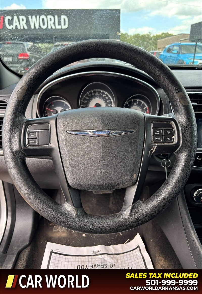 Chrysler 200 Vehicle Full-screen Gallery Image 16