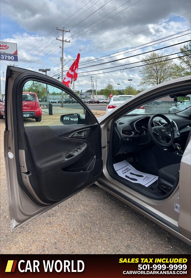 Chevrolet Malibu Vehicle Full-screen Gallery Image 12