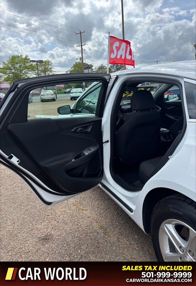 Chevrolet Malibu Vehicle Full-screen Gallery Image 13