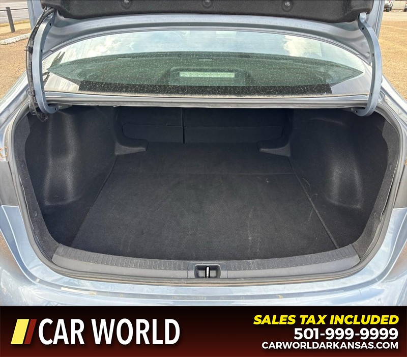 Toyota Corolla Vehicle Full-screen Gallery Image 6