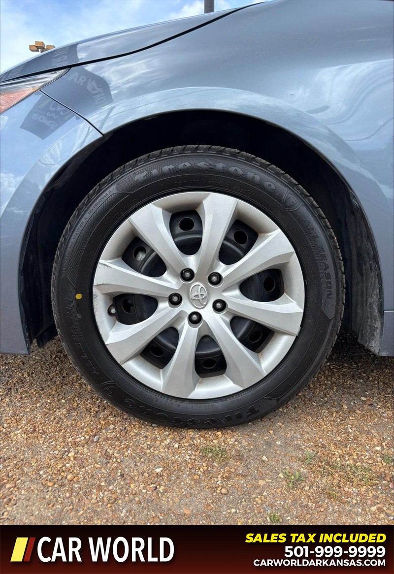 Toyota Corolla Vehicle Full-screen Gallery Image 11