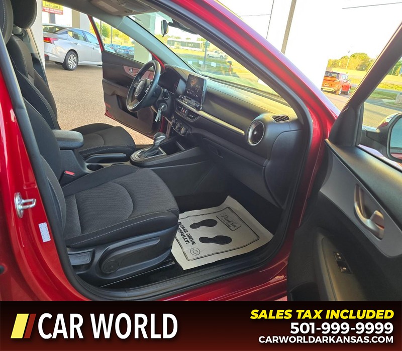 Kia Forte Vehicle Full-screen Gallery Image 11