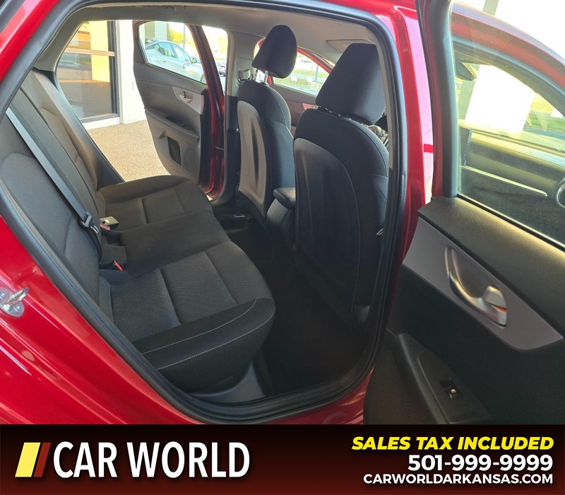 Kia Forte Vehicle Full-screen Gallery Image 12