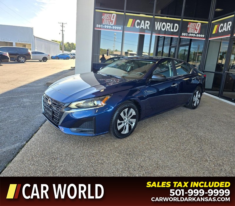 Nissan Altima Vehicle Full-screen Gallery Image 3