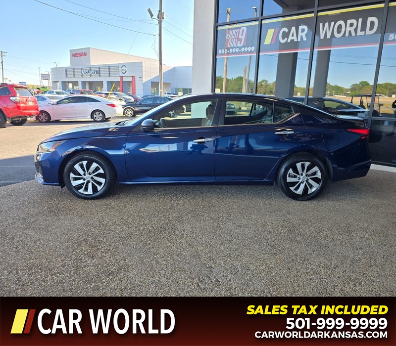 Nissan Altima Vehicle Full-screen Gallery Image 4