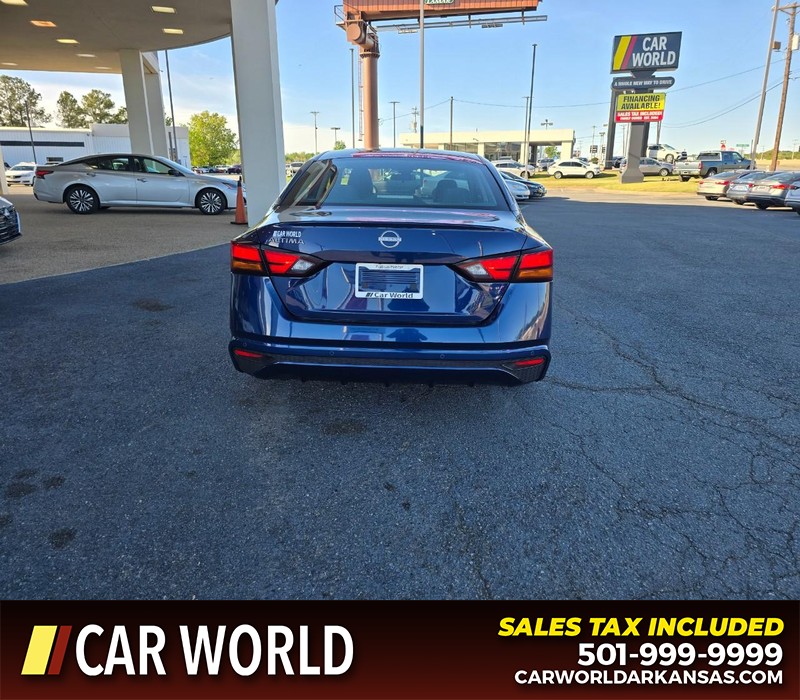 Nissan Altima Vehicle Full-screen Gallery Image 5