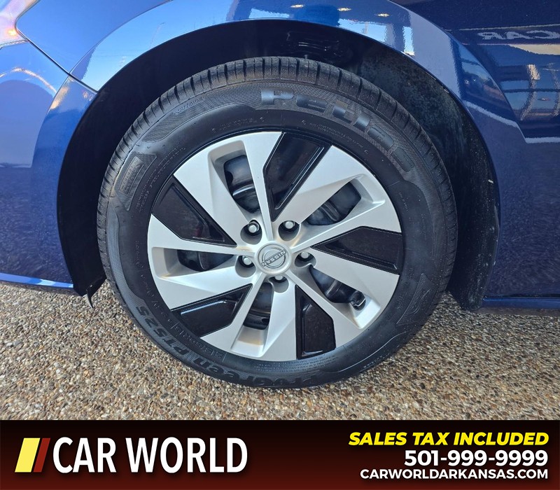 Nissan Altima Vehicle Full-screen Gallery Image 6