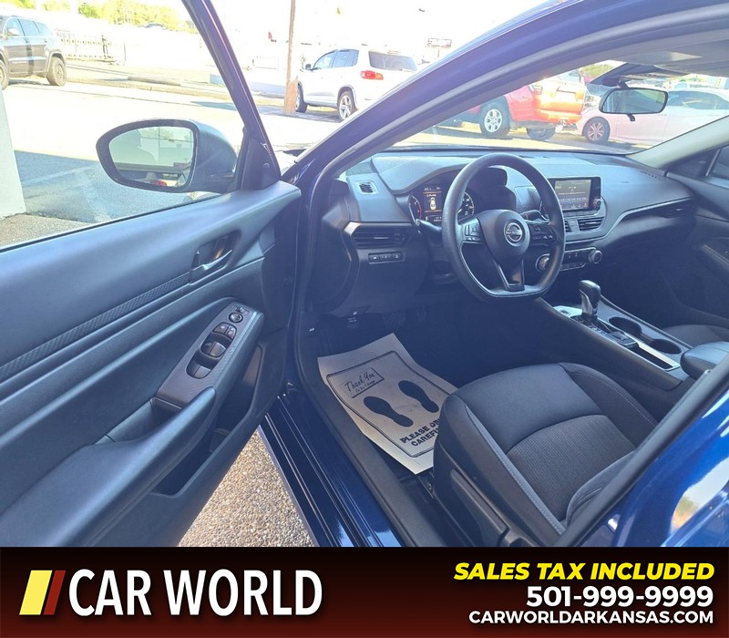 Nissan Altima Vehicle Full-screen Gallery Image 7