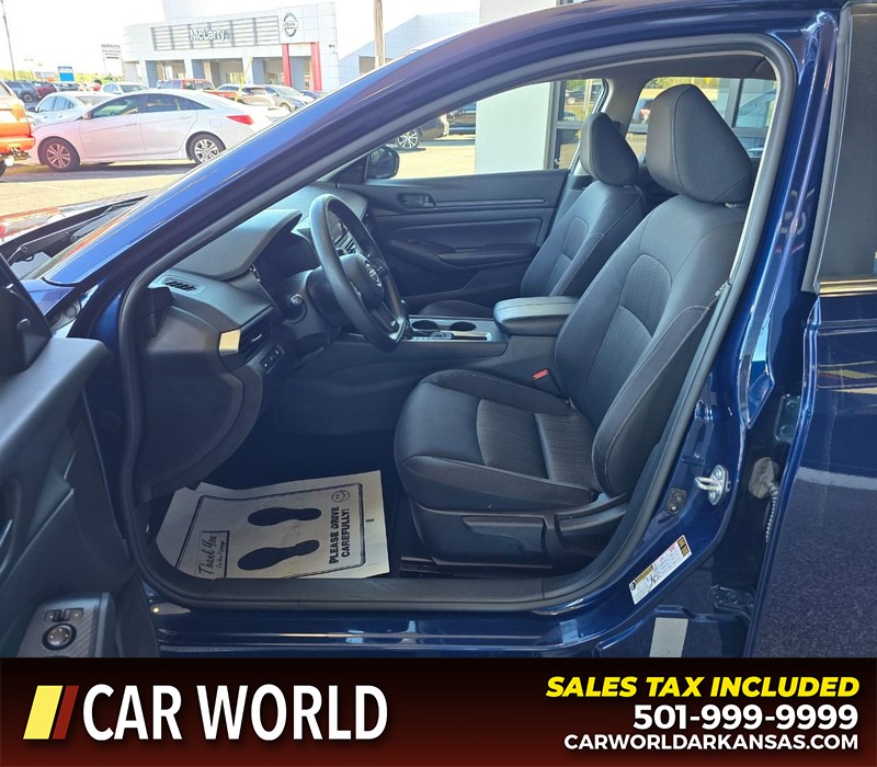 Nissan Altima Vehicle Full-screen Gallery Image 8