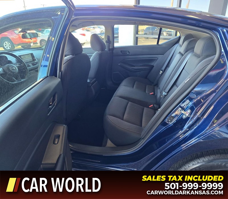 Nissan Altima Vehicle Full-screen Gallery Image 10