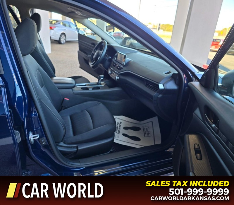 Nissan Altima Vehicle Full-screen Gallery Image 11